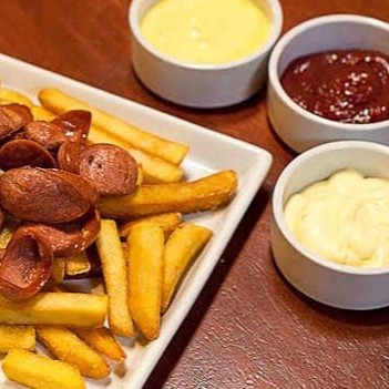 Batata frita corte fino+ calabresa(Perdigão) acebolada. Saches de Molhos grátis (catchup e barbecue)