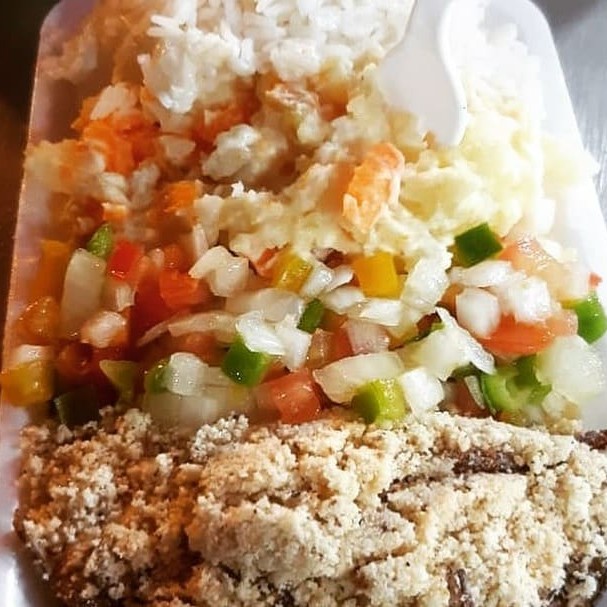 A 'Guarnição sem Proteína' é uma refeição completa, ricamente elaborada para agradar o paladar dos vegetarianos ou para quem prefere um prato mais leve. Inclui um arroz soltinho, uma salada de maionese com batata e cenoura fresquinhas, um sofisticado molho à campanha, que agrega um sabor único ao prato, e uma farofa crocante e deliciosamente temperada para complementar. (Este prato não acompanha proteína) Experimente essa combinação harmoniosa e surpreenda-se!