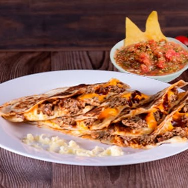 4 quesadillas dobradas em meia lua recheadas com carne moída , queijo Mussarela , chedar ! Cortesia um molho salsa 140 ml