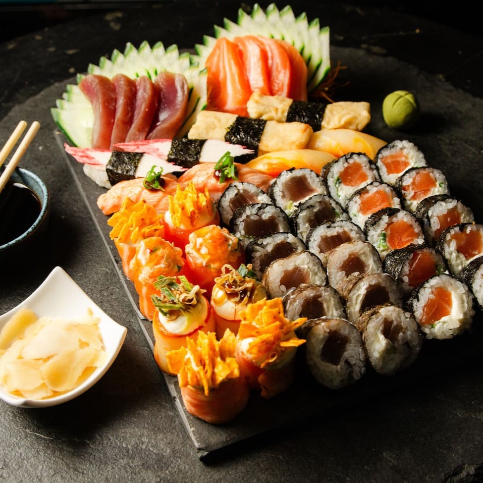 4 sashimis, 12 rolls e 4 sushis à sua escolha!
