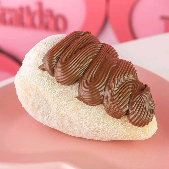 Morango fresco envolvido por nosso cremoso brigadeiro de ninho e finalizado com Nutella.