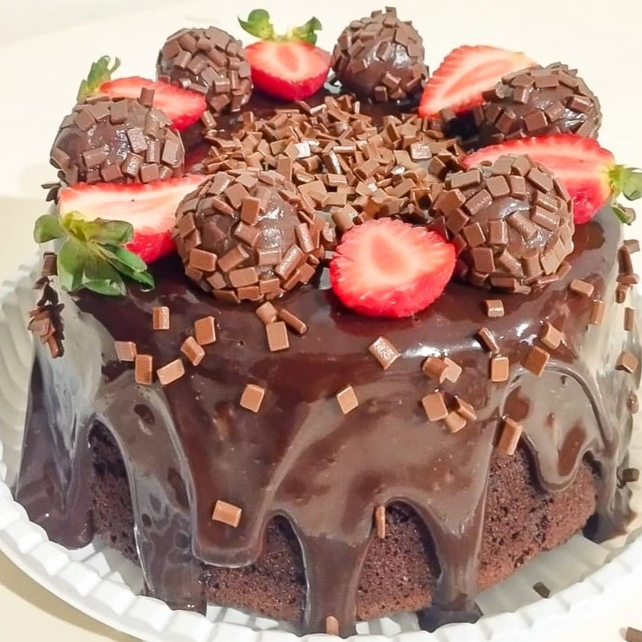 Deliciosamente preparado com uma Massa de Chocolate 50% Cacau, generosamente cobertura com 350 gramas no nosso sensacional Brigadeiro Trufado, finalizado com Granulado e Morangos frescos, cuidadosamente selecionados. Forma: 18cm. Serve de 8 a 10 pessoas. . . . ###Tags### promocao promoção desconto entrega gratis entrega rapida oferta combo cupon cupom Nutella nutela Ninho brownie braune chocolate doce morango laka Oreo felicidade bolo no pote bolo vulcao coxinha morango ferrero rocher caseirinho pistache pavê torta brigadeiro gourmet sobremesa