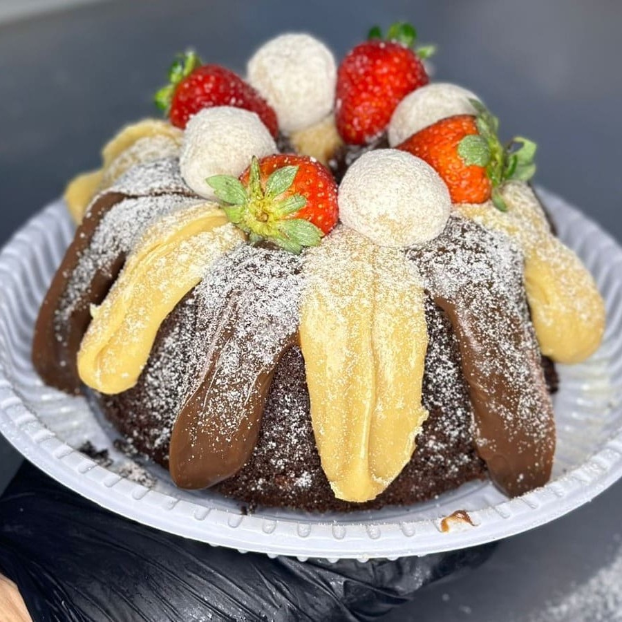 O Bolo dos Prazeres é uma verdadeira obra-prima! Sua massa artesanal é fofinha, combinada com brigadeiro cremoso que derrete na boca. Brigadeiros enrolados e morangos frescos completam essa combinação perfeita. Disponível em diversos sabores de massa e recheios de Ninho, Brigadeiro ou Duo Brigadeiro e Ninho. Um bolo que vai conquistar seu coração!