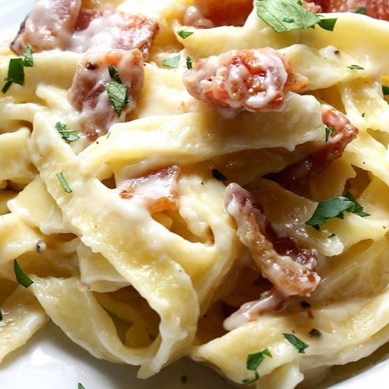 Uma combinação Perfeita numa base de molho branco com 50g de bacon em cubos e parmesão derretido 400g, 500g e 800g Escolha sua Pasta: Spaghetti, Penne, Talharim e Fettuccine Tamanhos 400g, 500g e 800g