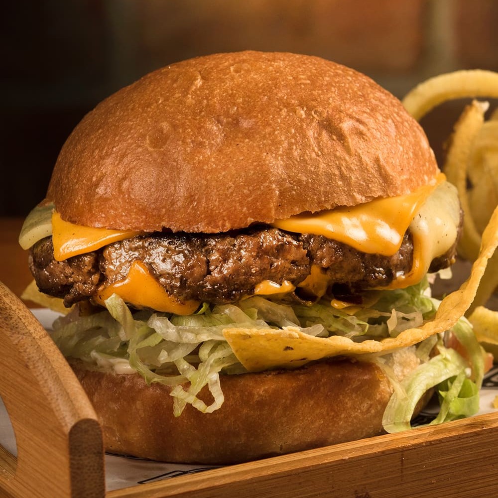 210g do saboroso hambúrguer stadium, maionese stadium, acompanhado de sour cream, guacamole, pico de galo, mix de queijos, alface e tortillas. Acompanha batata frita palito.