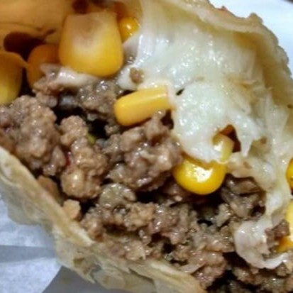 Pastel de 20cm, recheio de carne moída, queijo muçarela e milho.