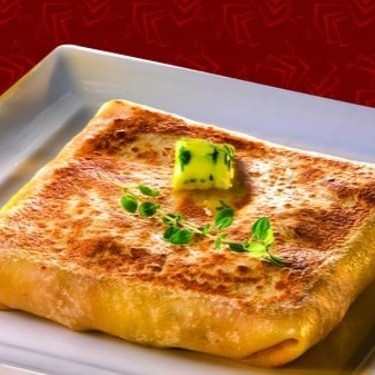 Recheio de Peito de frango desfiado com batata-palha, milho e ervilha.