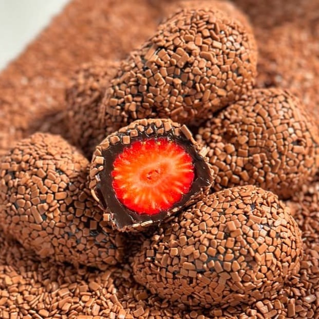 Uma deliciosa massa de brigadeiro gourmet recheada com morangos frescos e higienizados, envolvido no Granulé Original Melken.   #coxinhademorango # #doces # promoção
