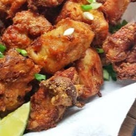 Acompanha arroz, feijão, maionese e farofa.