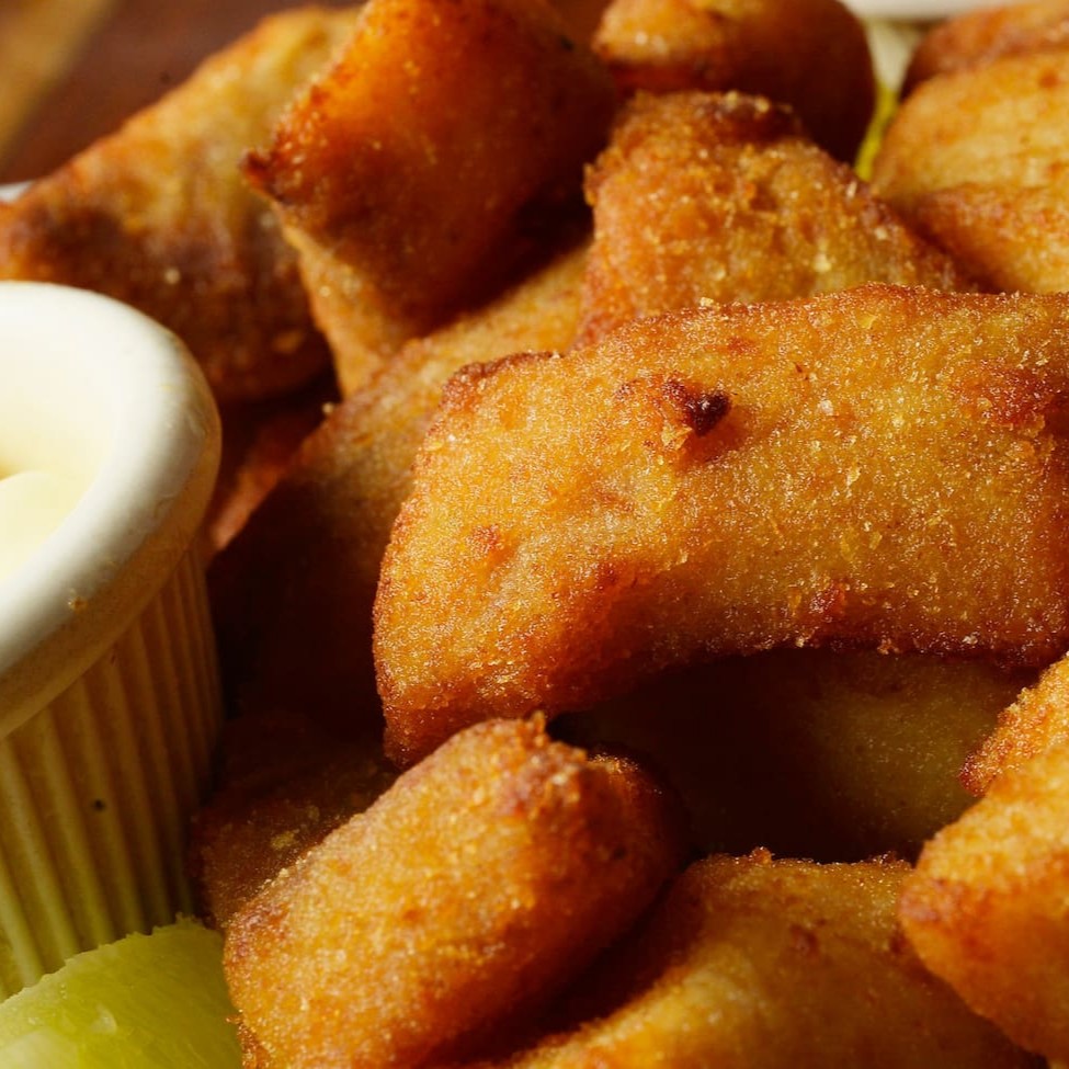 Iscas de tilápia marinadas grelhadas ou empanadas. Servidas com o nosso fabuloso e tradicional molho agridoce.