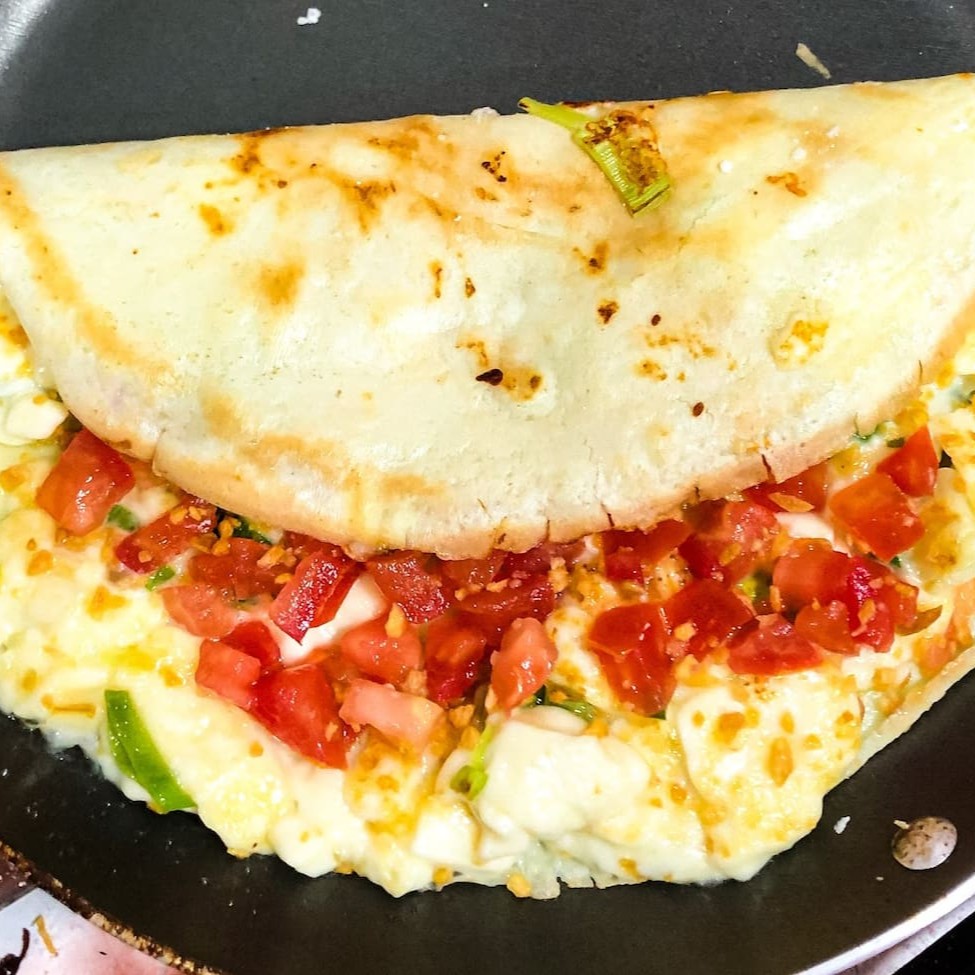 Desfrute de nossa irresistível 'Crepioca de Presunto', uma opção estrela em nossa categoria de 'Tapiocas Fitness'. Este prato combina a textura suave da crepioca com o sabor intenso e salgado do presunto. Acompanhado de um generoso pedaço de queijo que derrete na boca, este prato é realçado por adicionais a sua escolha. Cada mordida é uma experiência culinária verdadeiramente única, criada para satisfazer os paladares mais exigentes. Experimente e sinta o sabor de uma refeição saudável e saborosa!