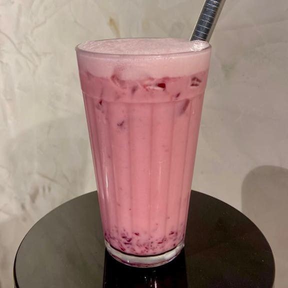 Leite de aveia e calda de frutas vermelhas. *Contém açúcar.