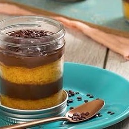Delicioso bolo de cenoura no pote com cobertura generosa de chocolate cremoso. Feito com carinho para adoçar seu Dia!
