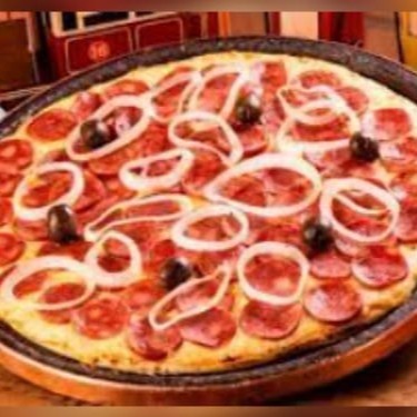 Encante-se com a nossa 'Pizza Calabresa Gigante mais Guaraná Antarctica 2l', uma proposta perfeita para o Especial Dia dos Namorados. Com uma massa artesanal suavemente crocante, coberta por um molho caseiro aromático, é generosamente salpicada com queijo derretido e fatias de calabresa saborosas. Acrescentamos ainda cebola crocante e azeitonas frescas para um toque extra de sabor. Acompanha uma refrescante Coca-Cola de 2l, pronta para consumo. Este prato é ideal para compartilhar a dois, transformando sua noite em um momento especial e delicioso.