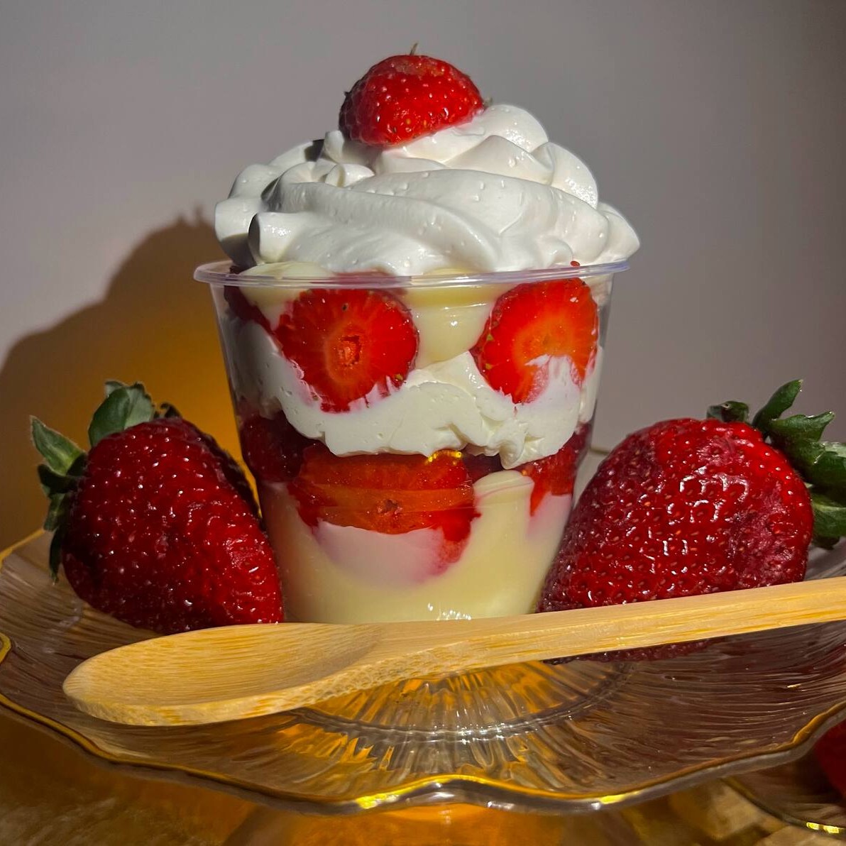 Camadas de brigadeiro de Ninho, com chantily e morangos frescos cortados.