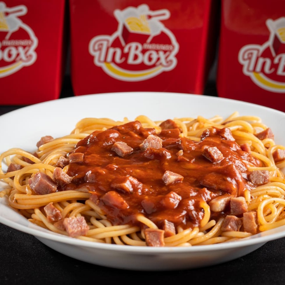 -Delicioso Espaguete Com O Tradicional Molho de Tomate E Recheado Com Calabresas Em Cubos Refogadas.  !! Serve 1 Pessoa !!