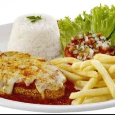 Delicie-se com o nossa suculento frango aparmegiana,acompanhado por um delicioso arroz, feijão cremoso e macarrão al dente. Para dar aquele toque especial, acrescentamos uma crocante farofa e um toque de frescor com alface e tomate. Nossa combinação única de sabores e texturas é garantia de uma refeição completa e saborosa que vai conquistar o seu paladar. Experimente agora!