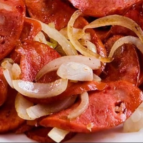 Maravilha de calabresa acebolada acompanhado de arroz, feijáo farofa+um acompanhamento a sua escolha(feijãoe farofa vai separado) escolha seu acompanhamento