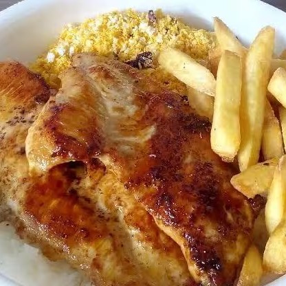 Delicioso frango grelhado com fritas, o queridinho do almoço.