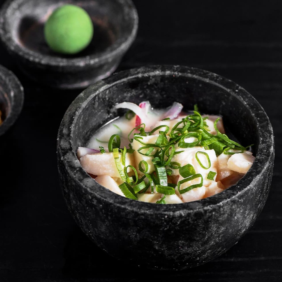 Cubos de prego marinado no limão, cebola roxa e cebolinha.