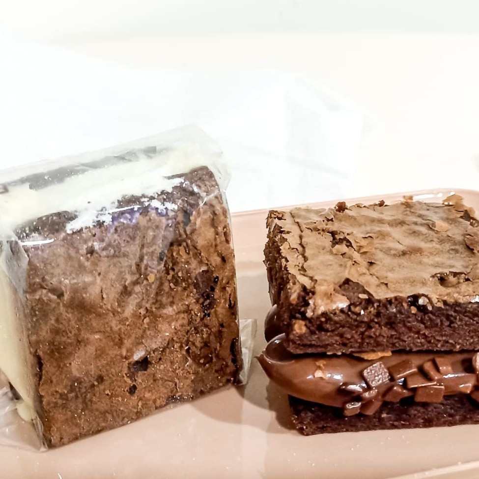 Dose Dupla  - Combo brownies recheados, tamanho 5x5 feito. Produzido com chocolate nobre meio amargo e chocolate 50% cacau, úmido e com um delicioso recheio a sua escolha. Peso aproximado de 80g cada. . . . ###Tags### promocao promoção desconto entrega gratis entrega rapida oferta combo cupon cupom Nutella nutela Ninho brownie braune chocolate doce morango laka Oreo felicidade bolo no pote bolo vulcao coxinha morango ferrero rocher caseirinho pistache pavê torta brigadeiro gourmet sobremesa