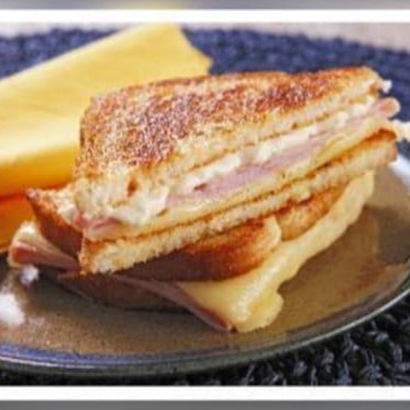 Pão de forma, mussarela, presunto.