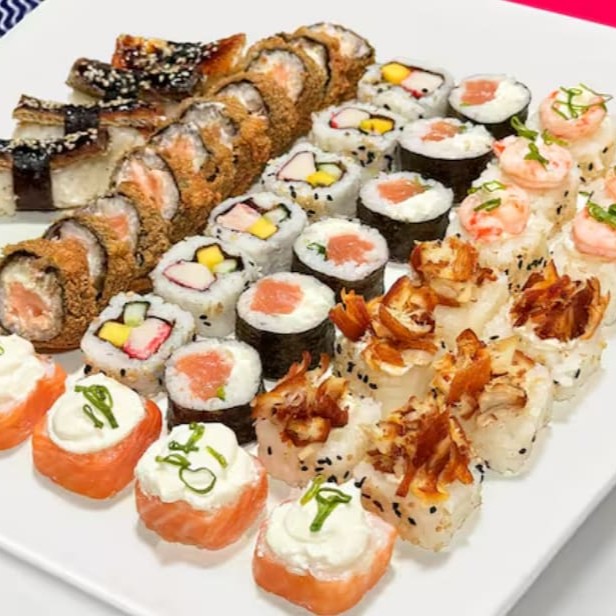 6 ebi roll + 6 Kame roll + 6 califórnias + 6 filadélfias + 4 salmão com cream cheese + 4 sushis + 12 hots filadélfias