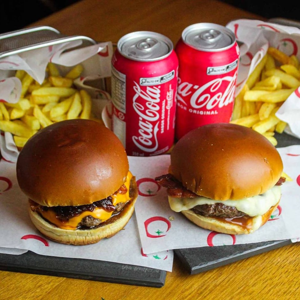 Monte o seu combo perfeito: escolha 2 hambúrgueres e pegue suas 2 batatas frita e seus 2 refrigerantes.