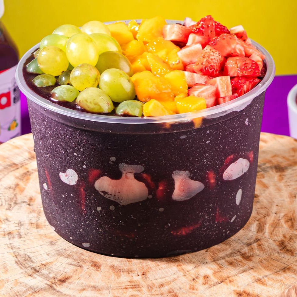 Saboreie nosso autêntico Açaí Tradicional, repleto de pedaços de frutas frescas, generosamente distribuídos no meio do copo e por cima. Este delicioso manjar é servido em uma tigela de 1l, sem economia, garantindo uma experiência gastronômica inigualável. Preparado com uma receita única e inovadora, nosso açaí é cuidadosamente batido com Guaraná, proporcionando um sabor autêntico e surpreendente, que conquista todos os paladares. Além disso, oferecemos uma variedade de complementos gratuitos, para enriquecer ainda mais a sua experiência. Uma combinação saborosa e refrescante, que vai além do convencional. Experimente e surpreenda-se com nosso 'Copo 200ml Nutella', uma inovação na categoria 'Açaí Com Frutas (Pedaços)'!