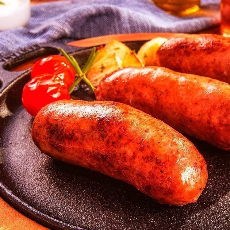 Este prato vem acompanhado de um arroz soltinho e bem temperado, feijão cuidadosamente cozido, uma farofa crocante para equilibrar os sabores e uma salada verde fresca e crocante. Tudo isso compõe um prato com um excelente custo-benefício, que combina ingredientes de qualidade com um preço acessível. Ideal para quem busca uma refeição saborosa e econômica.