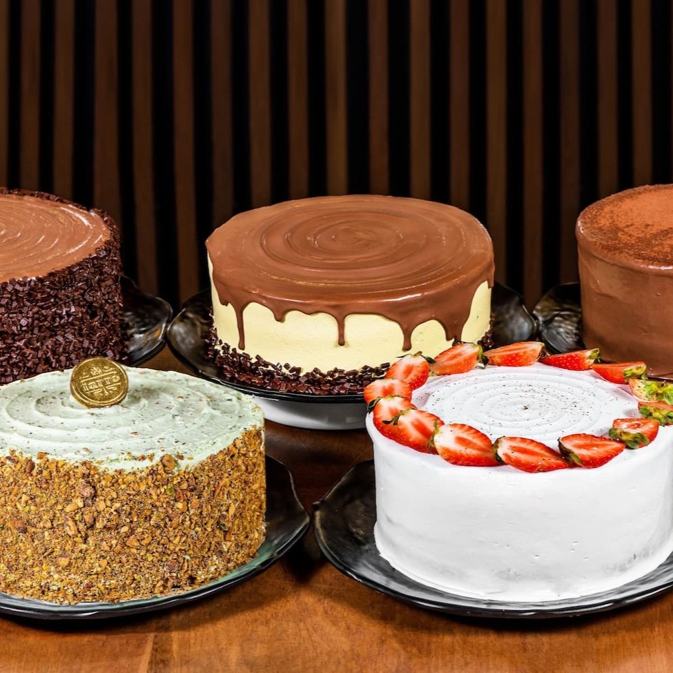 Desfrute de uma fatia do nosso Bolo Festivo, elaborado com duas camadas de recheio irresistível.  Cada mordida promete  sabor e textura, tornando-o o destaque de qualquer celebração. Venha se deliciar com estes 5 sabores!