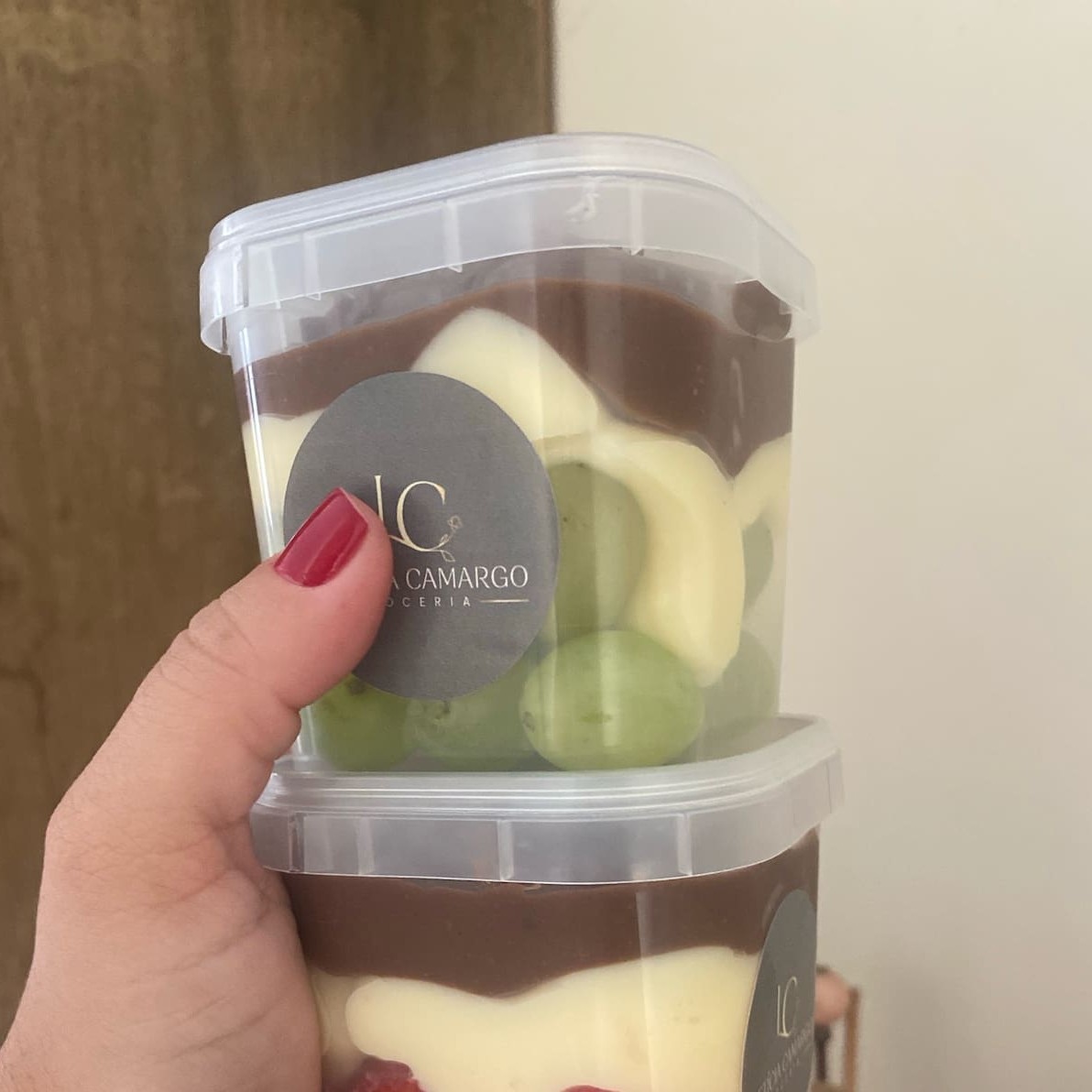 Uvas selecionadas, recheio cremoso de Ninho, recheio cremoso de brigadeiro, finalizado com granulado de chocolate nobre (Granule).