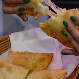 Sabores de queijo , queijo c/alho poró, bacon, carne moída, frango, palmito, camarão, carne seca e cupim c/queijo.  Todos levam Catupiry no recheio . Nas opções doce temos : Oreo, Nutella, Nutella com banana e romeu e julieta.