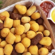 Nóssos salgados são fritos em óleo de algodão,sem palavras para dizer o quanto é bom quem pedi vira cliente , muito bem temperado massa muito macia