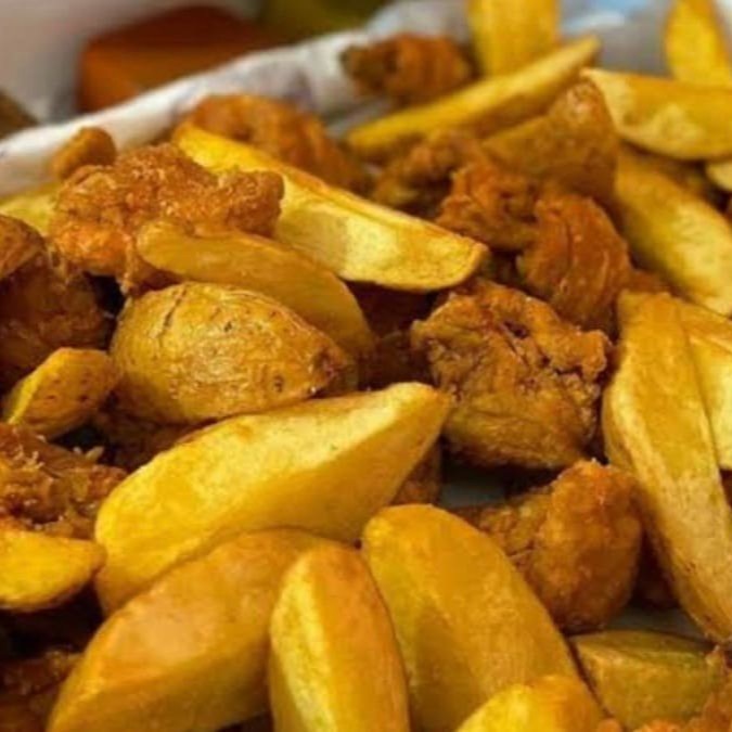 Nesse combo maaaravilhoso, vai um frango frito de 500g, batata rústica de 500g e uma Coca Cola de de 2l pra refrescar. Ainda acompanha um molhinho da sua preferência pra dar um gostinho especial!