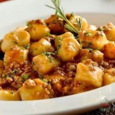 O 'Nhoque à Bolonhesa' traz um sabor inigualável, digno da culinária italiana. Uma criação exclusiva do Chef Barros, este prato é parte da seleção especial 'Nhoques'. Saboroso e suculento, cada garfada é uma experiência única. A massa caseira, cozida à perfeição, é generosamente coberta com um molho bolonhesa rico e robusto, oferecendo uma combinação irresistível de sabores. Este é o prato que transforma qualquer refeição em uma ocasião especial. Experimente e deixe-se conquistar por esta deliciosa iguaria.