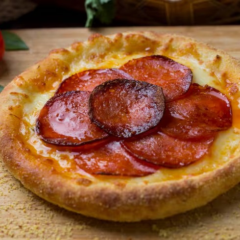 Esfiha de Pepperoni, recheada com mussarela cremosa e fatias de Pepperoni de alta qualidade, finalizada com orégano fresco. Uma combinação irresistível de sabores em cada mordida!