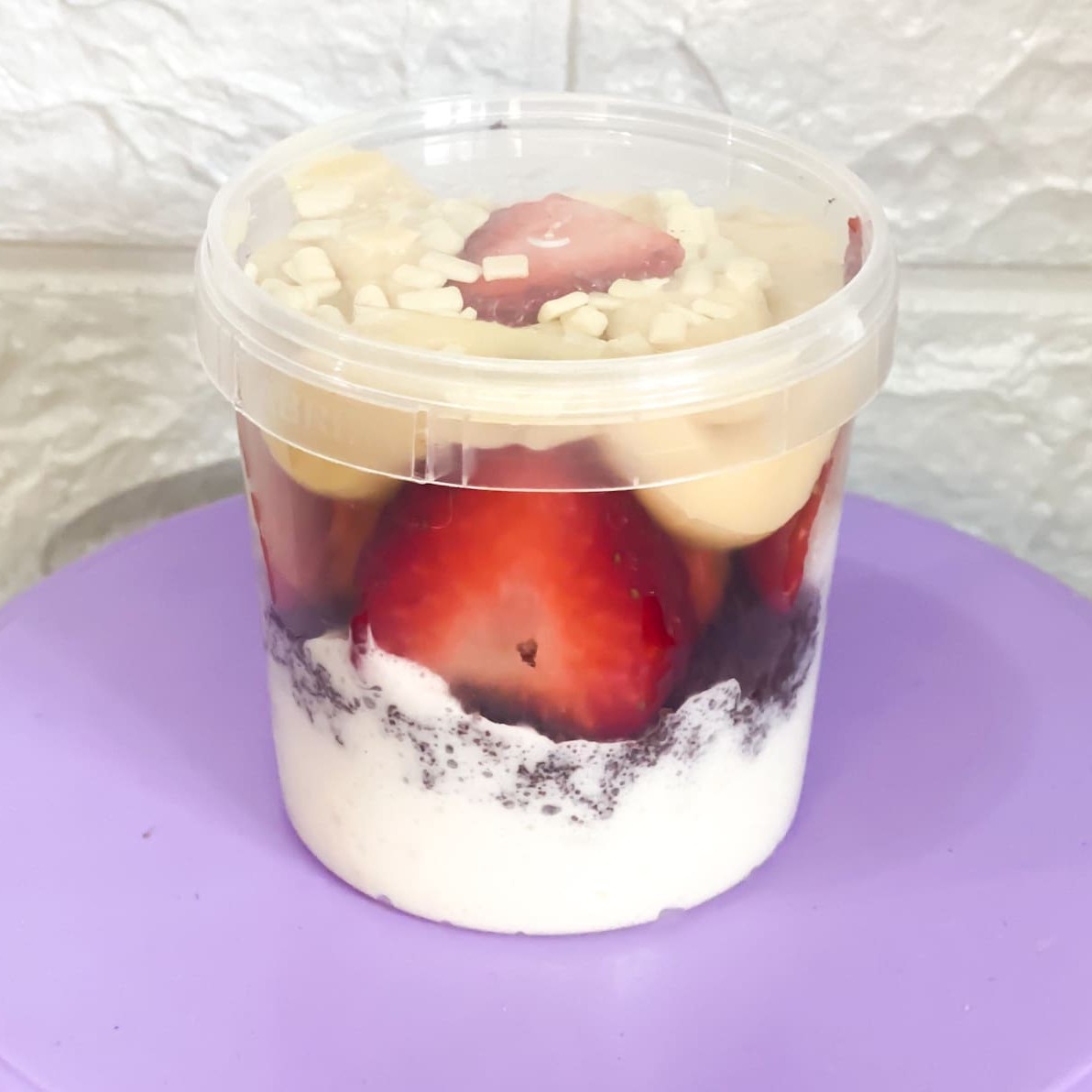 Massa leve, ultra fofa, com mousse de Ninho,  brigadeiro de Ninho, morangos frescos