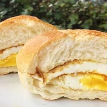 Pão selado na chapa com ovo estalado.