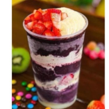 O mais vendido por aqui esse c açai é composto por 3 generosas camadas de creme especial de Ninho, morangos frescos picados, chocolate branco derretido, leite em pó e açaí/sorvete de sua escolha. Recheio do começo ao fim!!!