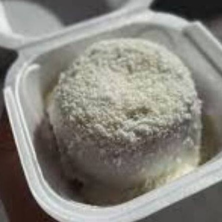 Massa Branca com cobertura de brigadeiro cremoso de Coco e finalizado com raspas de Coco.