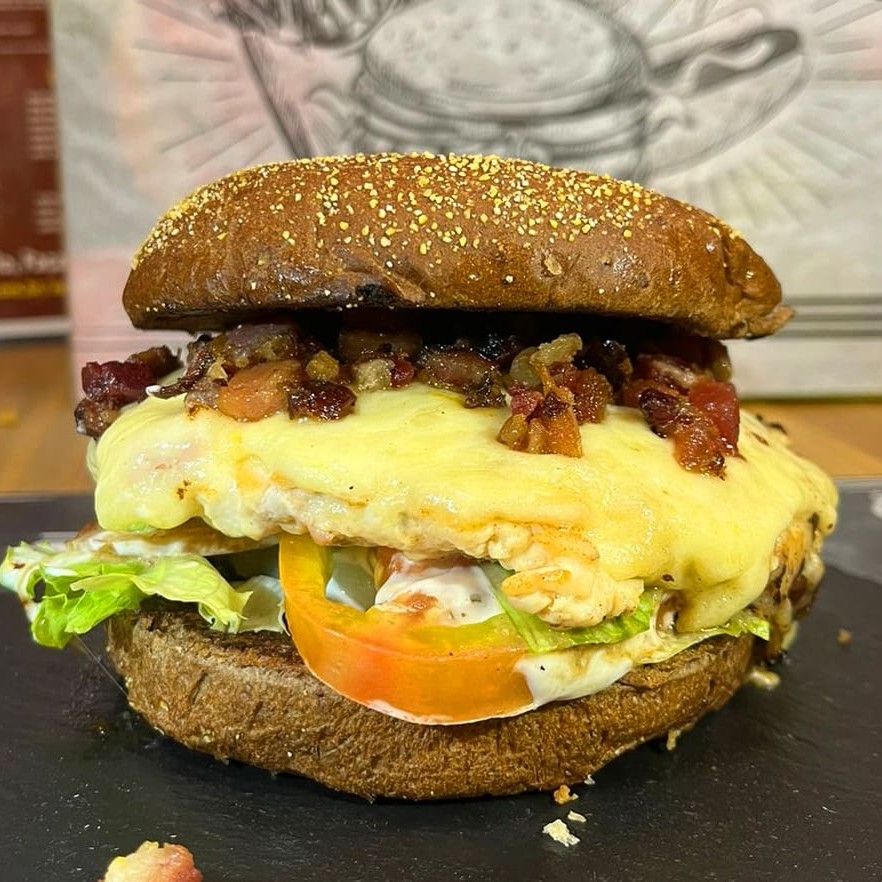 Pão australiano, frango artesanal temperado, alface americano, tomate, queijo mussarela, bacon, molho ranch.