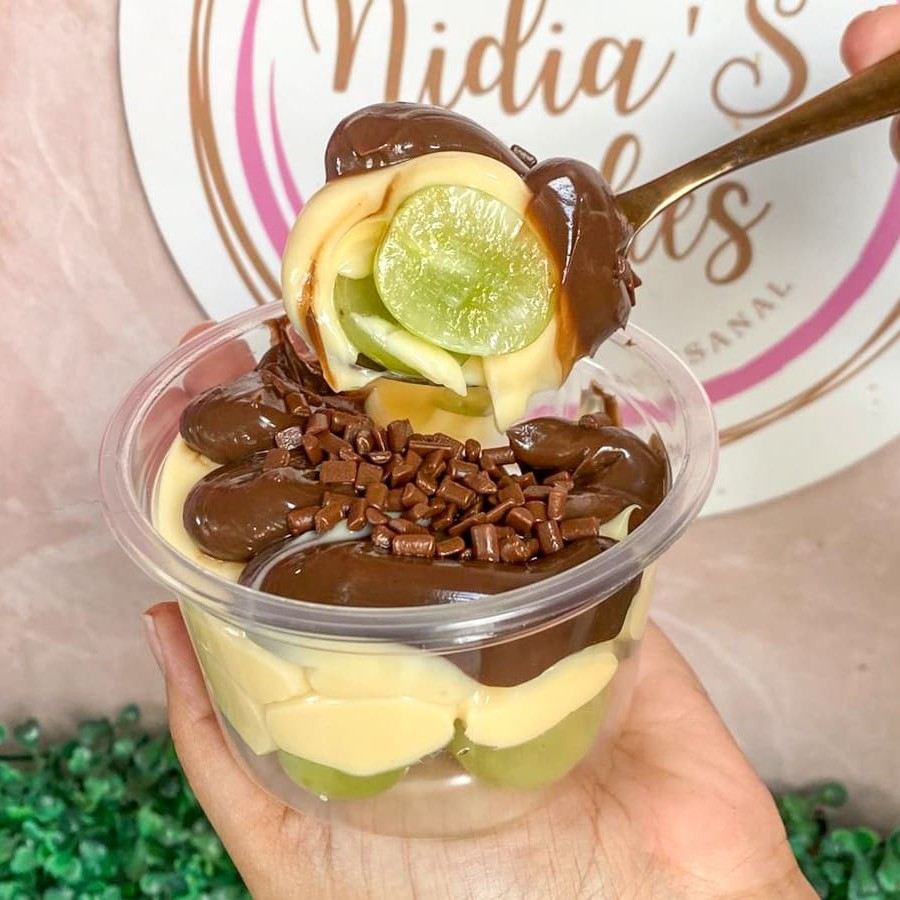 Bombom de Uva, delícia irresistível, uvas frescas selecionadas, brigadeiro de chocolate branco e brigadeiro cremoso delicioso, com confeitos Granule  ---------------tags------------------- Entrega rápida , desconto , promoção , cupom , oferta , frete grátis , Doces , bolos , brigadeiro , bolo de pote , chocolate , morango , Nutella , copo da felicidade , brownie , confeitaria , doceria , caseiro , vulcão , red velvet , banoffe , pudim , doce de leite  , Oreo , ferrero Rocher , afogadinho , bolo , Ninho , gourmet , Ouro Branco , empadao , quiche , caseirinho , frango cremoso , delícia de abacaxi , frango com Catupiry, torta Cookie, cookie, banoffee , camarão , chocolatudo, bolo caseiro, Prestígio, olho de sogra , bacon , alho poró , quiche, escondidinho, pavê , combos , coca cola , sobremesa, torta de limão , bolo de cenoura , bacon , queijo , paçoca, bolo de paçoca, festa junina , bolo caseiro, morango do amor no pote , bombom de morango , bombom de Uva