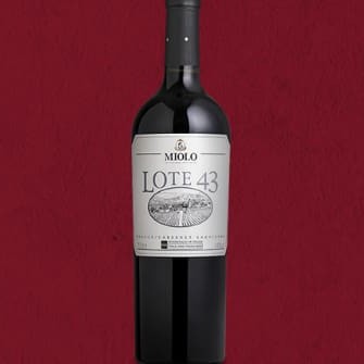 É impossível falar da Miolo sem falar do Miolo Lote 43. Produzido somente em safras excepcionais, este tinto emblemático carrega a história da família em seu nome. Ao chegar no Brasil em 1897, o patriarca Giuseppe Miolo comprou seu primeiro lote de terra, conhecido como Lote 43, onde hoje se localiza a Vinícola Miolo no Vale dos Vinhedos. Além de ser uma grande homenagem ao patriarca, este vinho é também um dos mais expressivos da região.