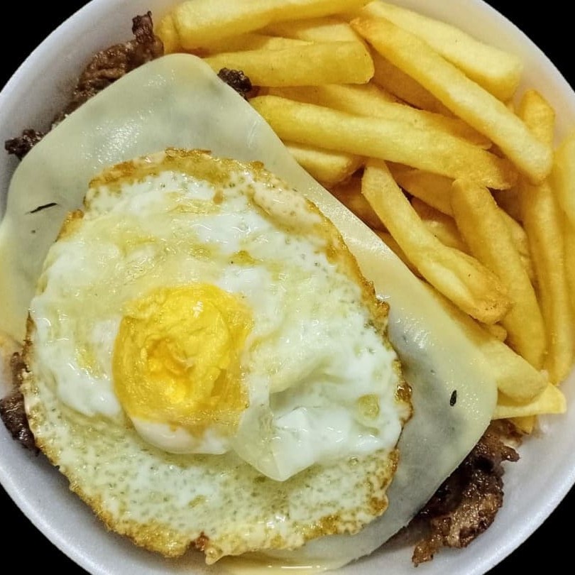 Acompanha arroz feijão farofa+guarnição a escolher