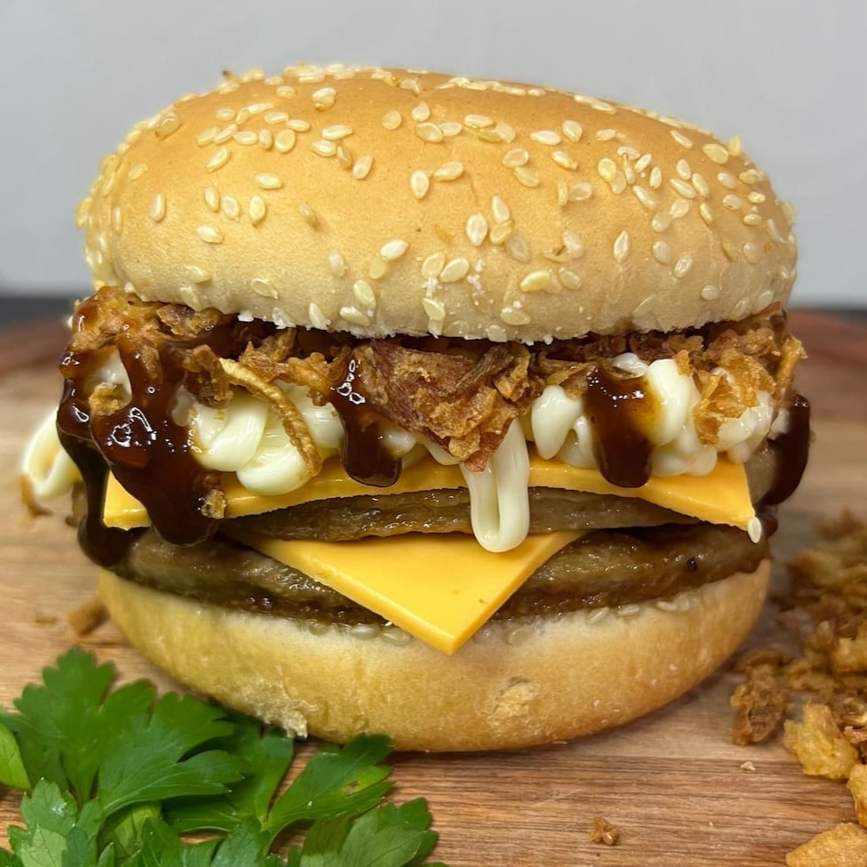 Pão, 2 carnes, 2 queijos, catupiy cremoso em dobro, cebola crispy e molho barbecue.