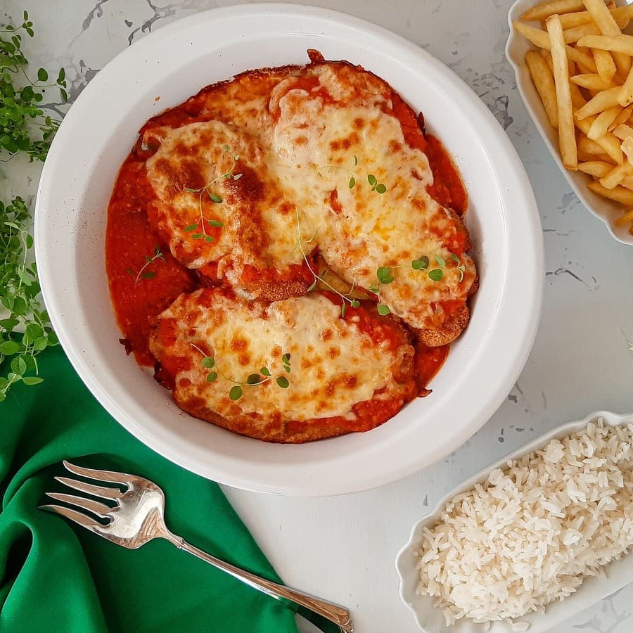 Delicioso Filé de peito de Frango empanado, coberto com molho de tomate artesanal e gratinado com queijo mussarela. Acompanha arroz, feijão e Batata frita. Porção Perfeita para duas pessoas.  #Parmegiana #filédepeito #frango #filé #peito #ave