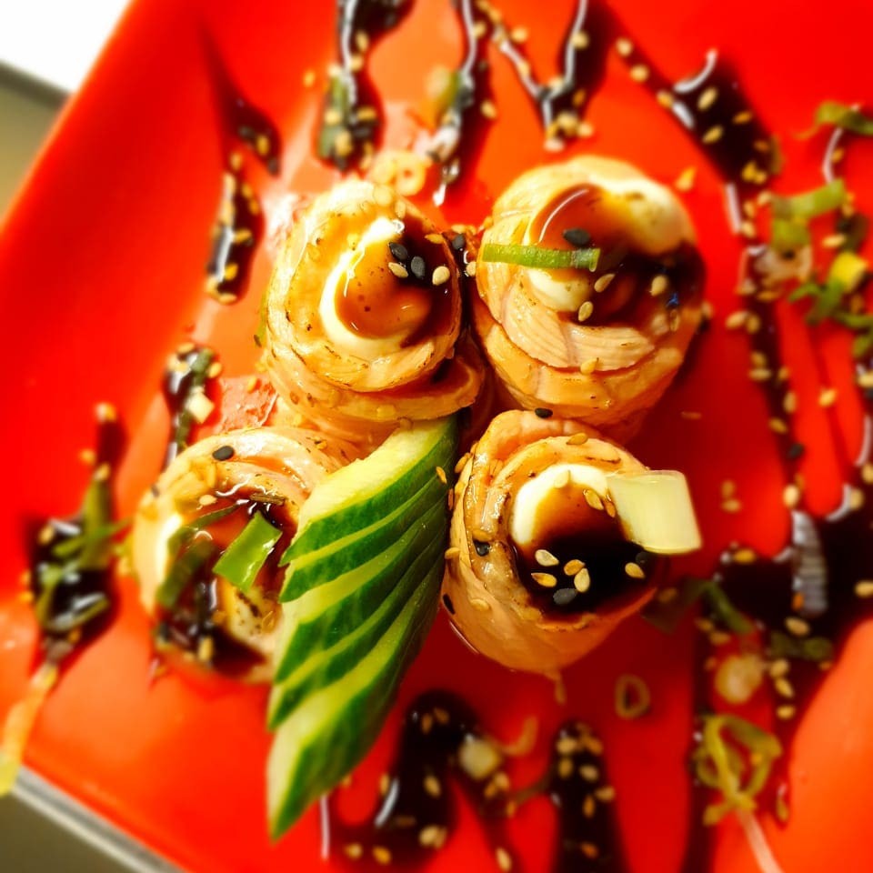 Salmao enrolado com cream cheese e cebolinha