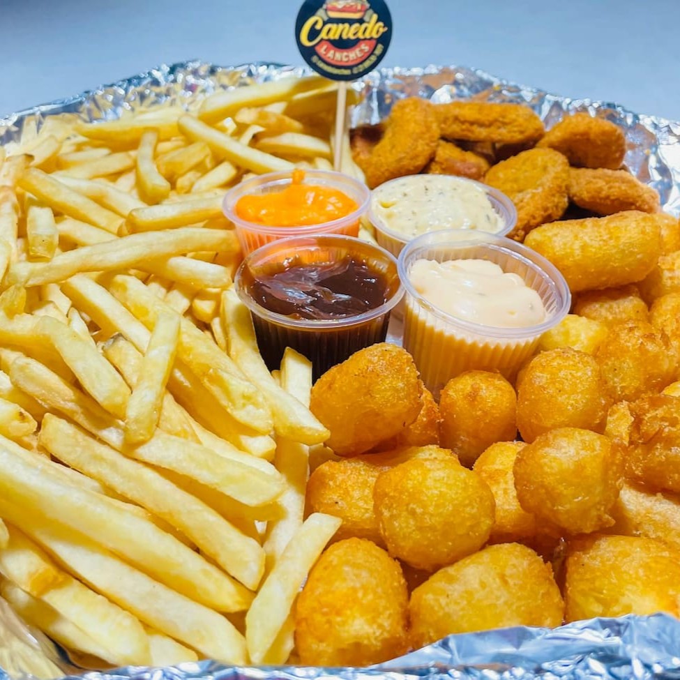 Batata 7mm Mccain - 500g Nugget - 10un. Mandioquinha gourmet - 30un. 4 Molhos - ketchup, bily jack, chedar e maionese temperada.
