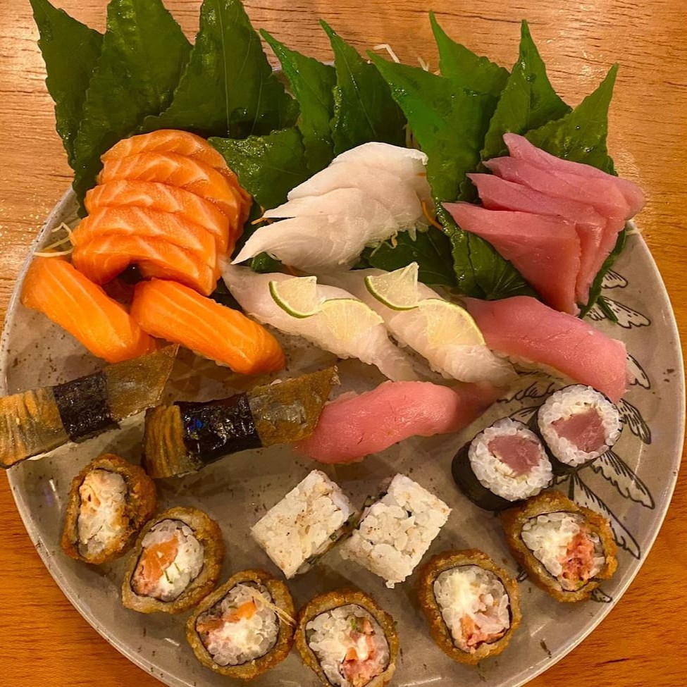 Sashimis - 4 Salmão / 4 Atum / 4 Peixe Branco Sushis - 2 Salmão / 2 Atum / 2 Peixe Branco / 2 Salmão Skin Makimonos - 2 Uramaki California / 2 Tekka / 6 Hot Filadelfia  ----------tags------------- Sushi/japa/culinária japonesa/sushi em casa / promoções/makimonos/Philadelphia/filadélfia/hot filadélfia/ hot Philadelphia/sunomono/entre grátis/combinados/Carpaccio/cevite/sashimi de salmão/sushi por 1